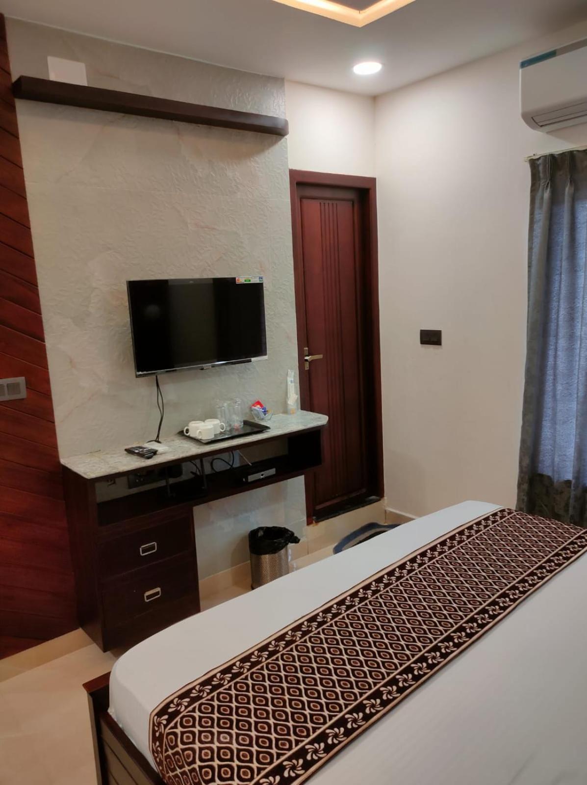 Hotel Royes Park & Mini Party Hall *